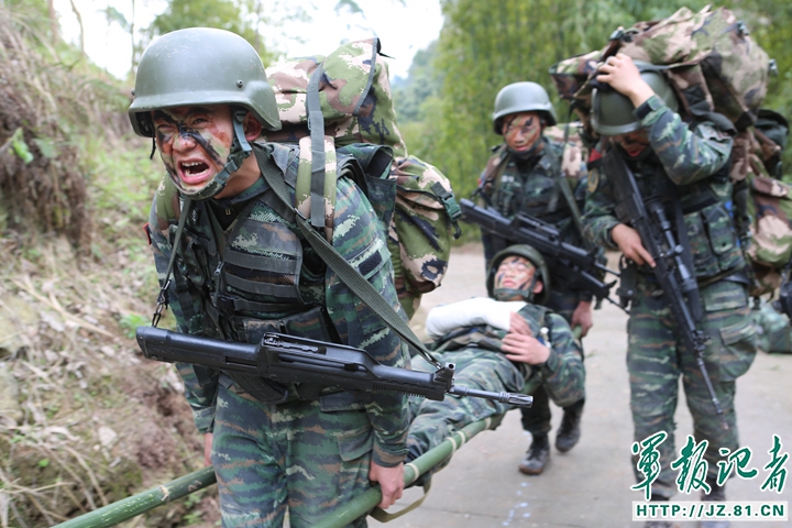 13 武警特战队员趴草堆里啃萝卜