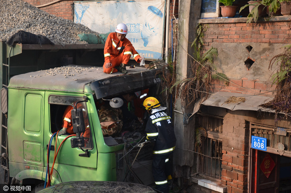 3月30日凌晨5时许,在四川省内江市市中区白马镇车祸事故现场,经过3