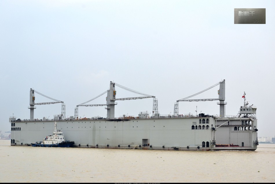 中国首艘自航浮船坞出海壮观
