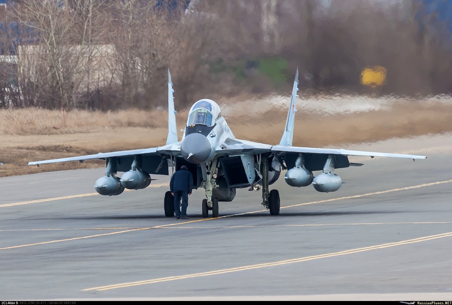 奶妈版米格29挂4个副油箱