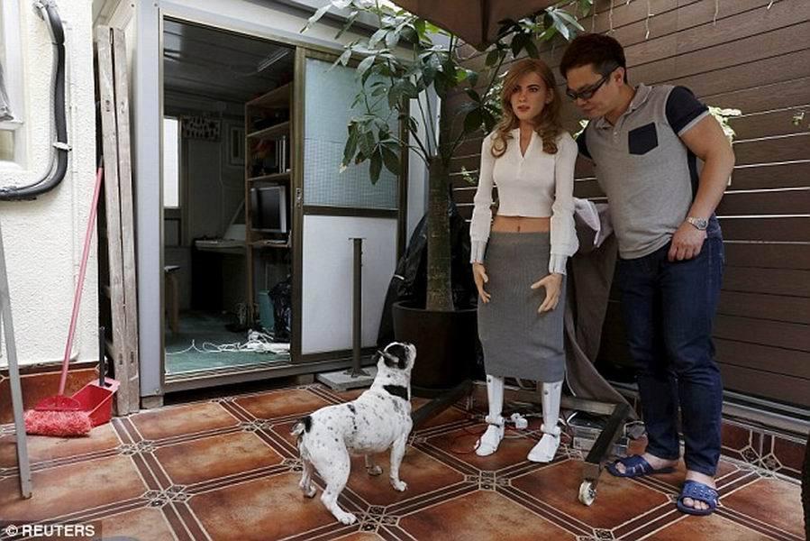 虽然马瑞奇拒绝透露这款机器人的原型人物是谁,但是从外貌上看