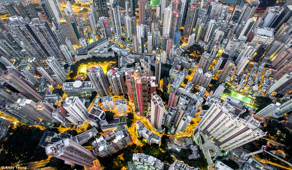 摄影师高空俯拍高楼林立香港