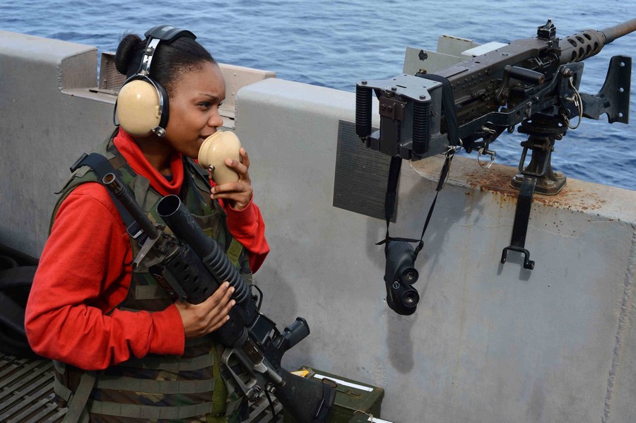 美国海军航母上女兵能干什么?