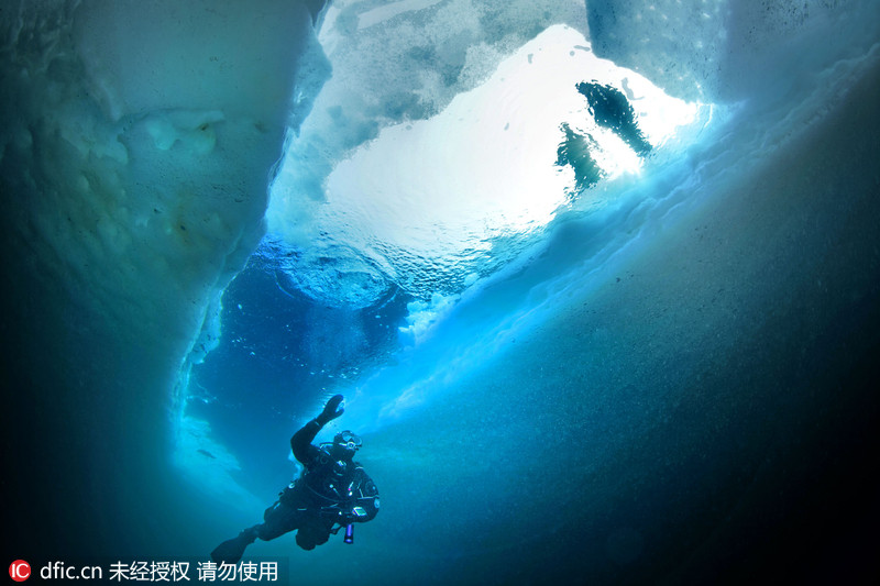 摄影师潜入30米深海拍摄海底冰山画面极为壮观