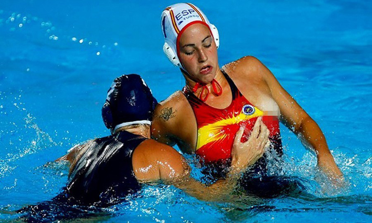 体坛性感瞬间泳衣爆裂肩带滑落都赖衣服