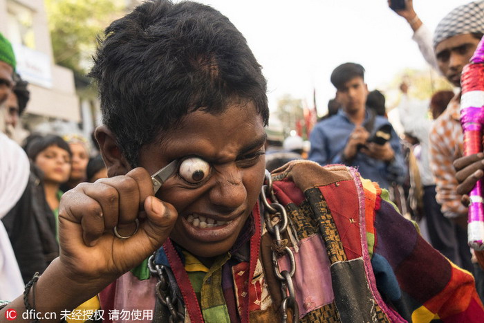 印穆斯林庆乌尔斯节戳眼珠子自虐