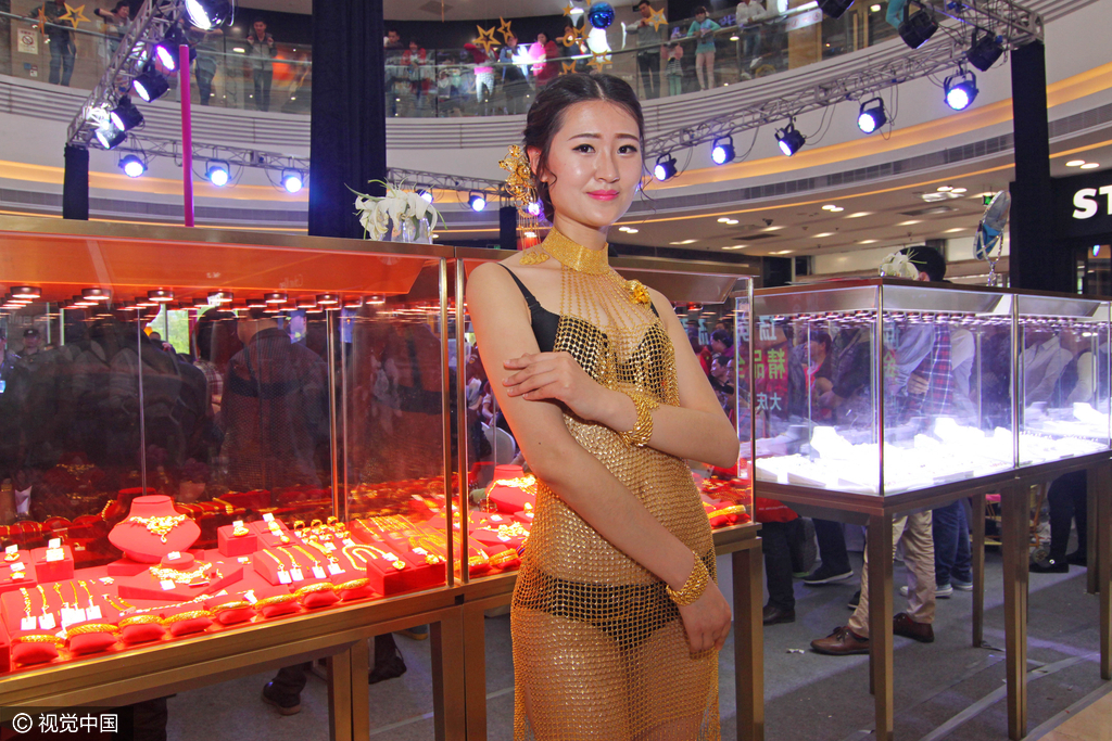 湖北襄阳比基尼美女穿价值百万黄金连衣裙走秀