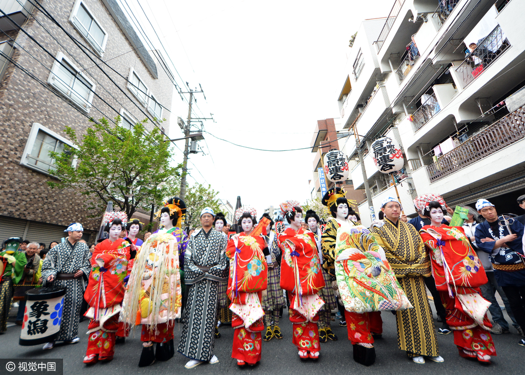 东京浅草再现吉原艺妓头牌街上行游声势浩大吸引大批市民