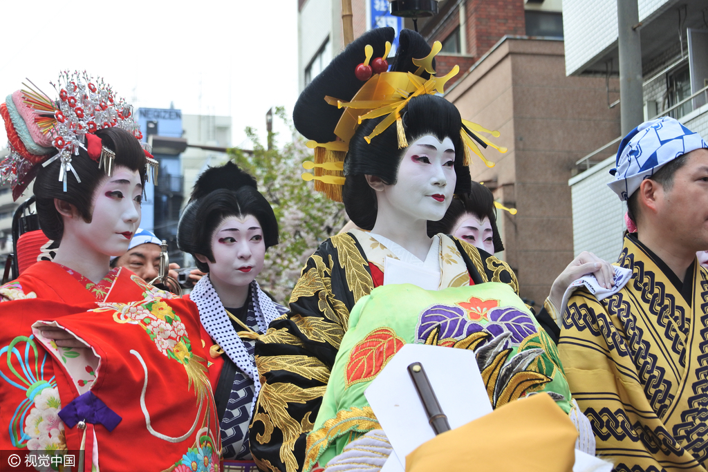 东京浅草再现吉原艺妓头牌街上行游声势浩大吸引大批市民