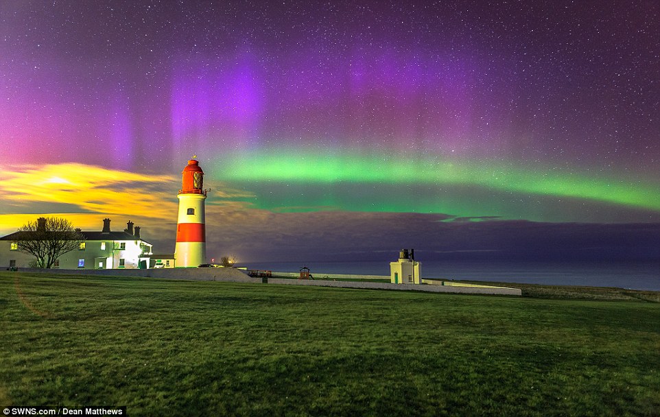 英国惊现罕见三色极光