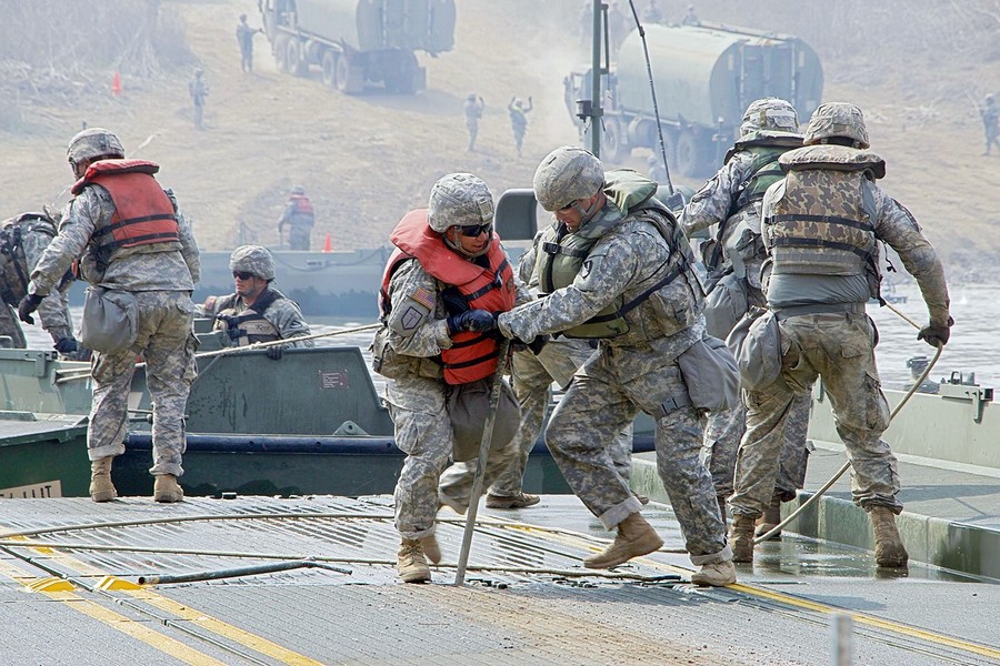 美韩装甲部队演练快速渡江作战