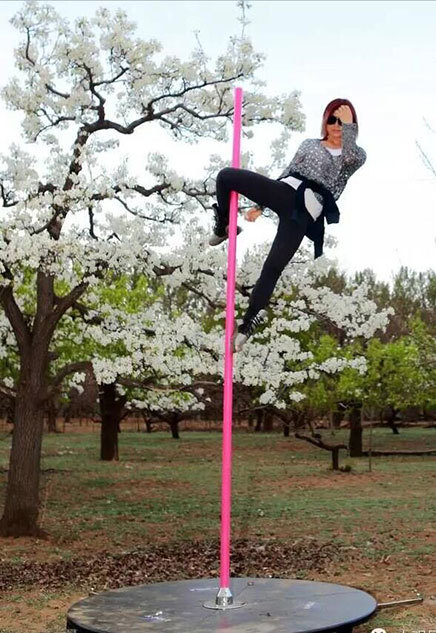 美女京郊梨花树下大跳钢管舞性感逼人 美女京郊梨花树下大跳钢管舞性感逼人