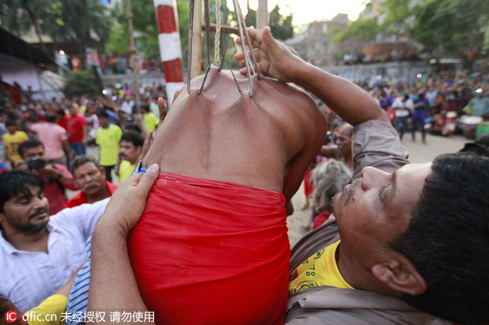 孟加拉印度教徒庆祝传统节日铁钩穿身大玩空中飞人
