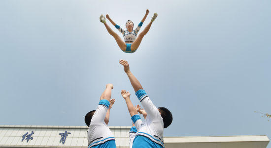 10 啦啦队选拔花样多 短裙高踢腿一字马成标配