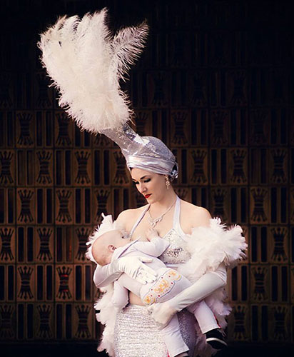 摄影师拍女性穿制服哺乳照片 盘点母乳喂养亲子照