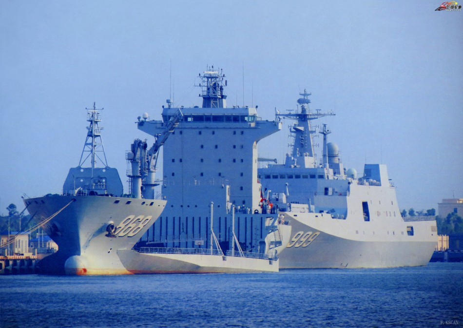 军港中的新型2万吨级半潜船与999井冈山号船坞登陆舰并排停靠.