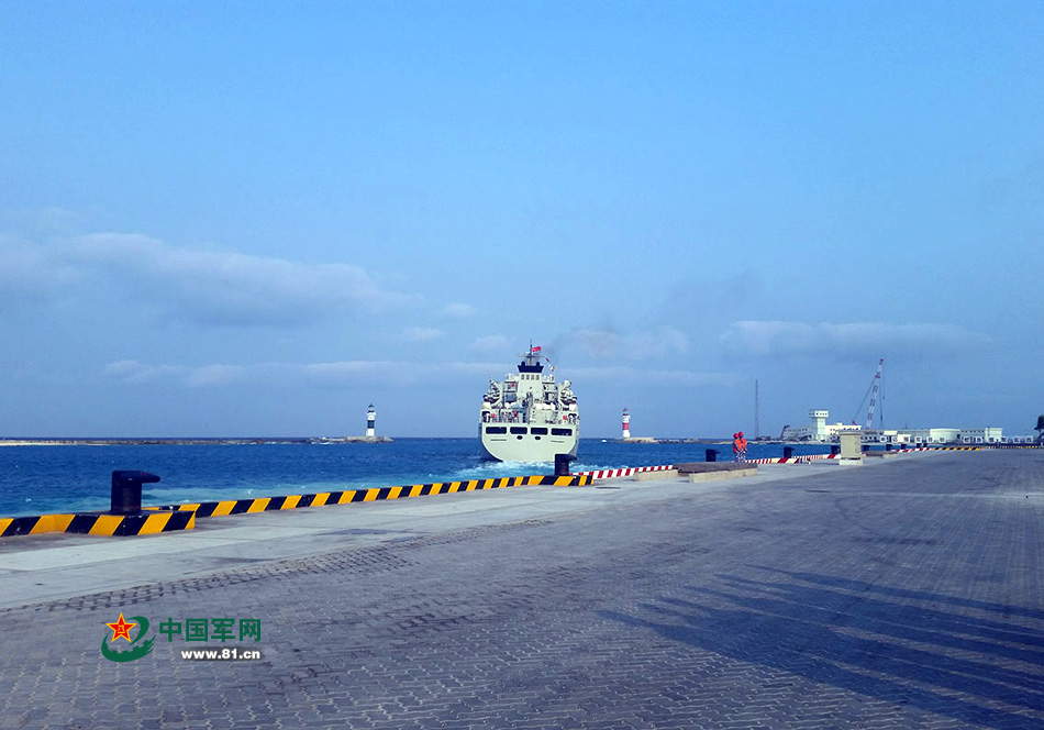 新型补给舰停靠西沙永兴岛码头