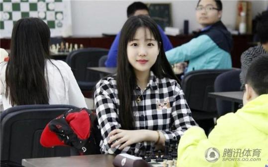 00后国际象棋美少女走红九头身长腿逆天 图