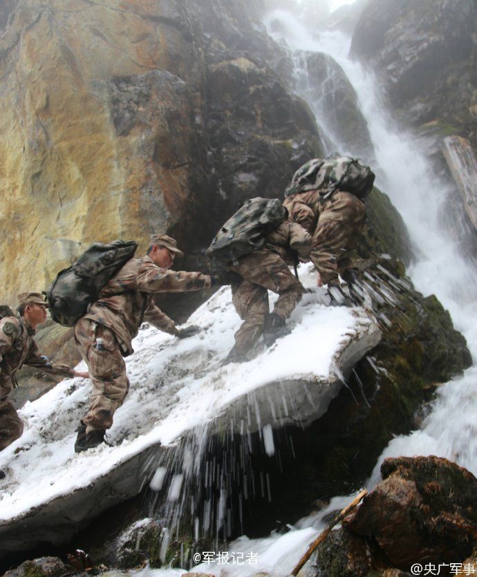 西藏解放军爬山巡逻让人捏把汗