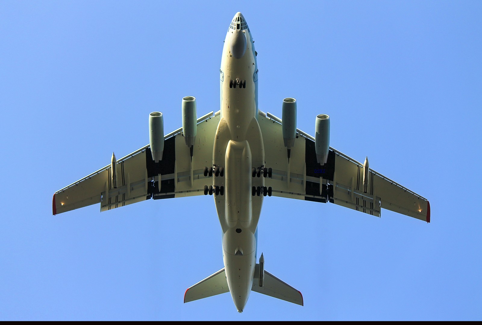 8 疑似中国空军涂装伊尔78现身