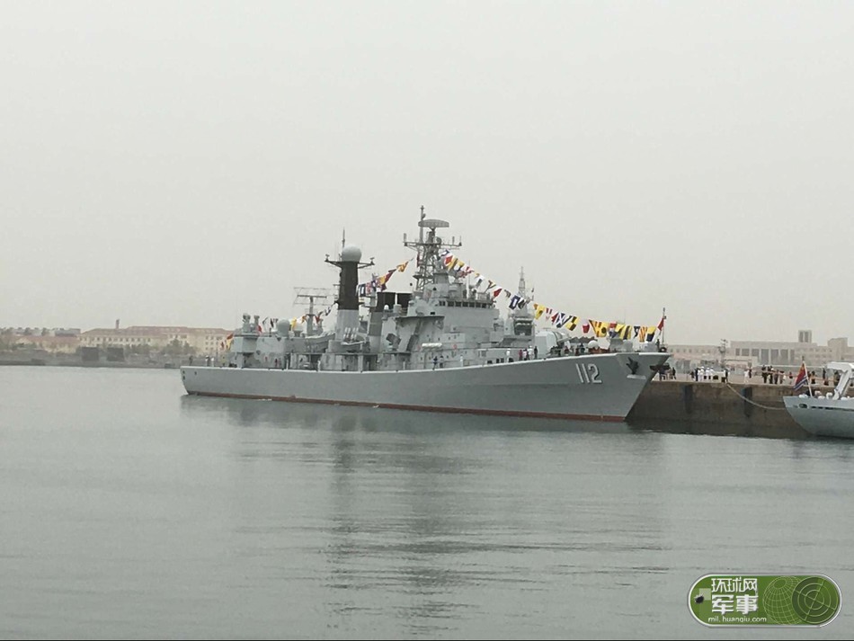 环球网军事首届军迷节军迷登上位于青岛的海军112舰上进行参观.