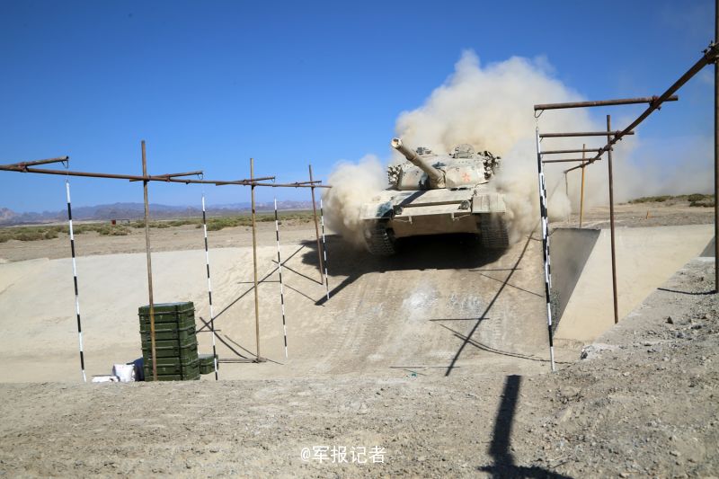 连日来,新疆军区某师装甲团官兵在某训练基地装甲兵训练场组织坦克