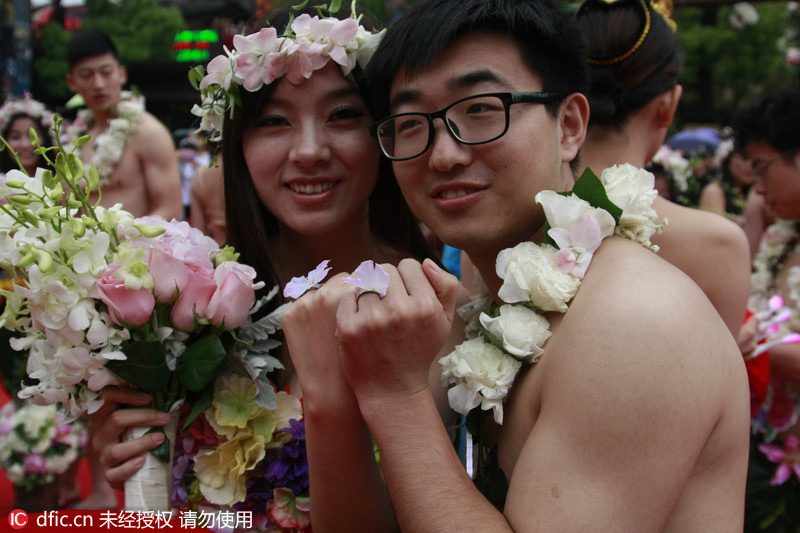 20对90后情侣穿花衣草裙集体裸婚