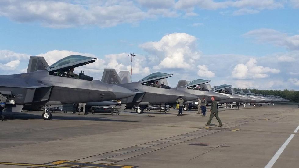 至少10架block30批次f-22a猛禽战斗机进驻英国皇家空军莱肯希思基地