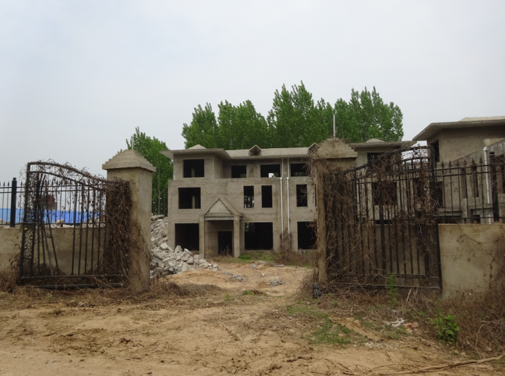 河南对违法别墅拆一半留一半 被质疑"作秀"