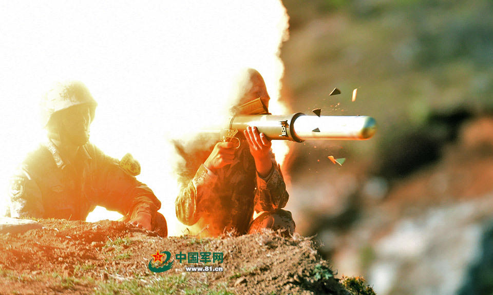 解放军火箭筒发射时管壁通红