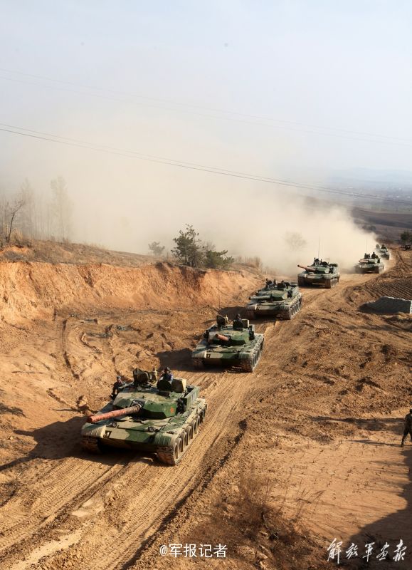 4月27日,陆军第16集团军某装甲旅将部队拉到野外展开运动中通信,道路