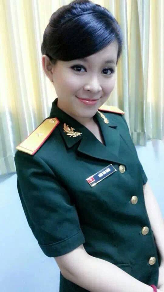 越南女兵穿新式军服大拍靓照