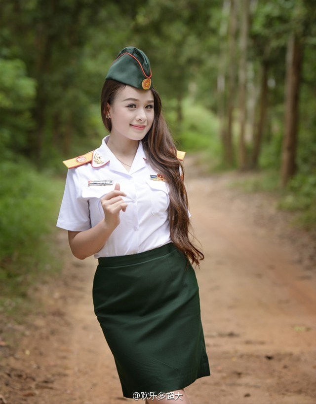 越南女兵穿新式军服大拍靓照
