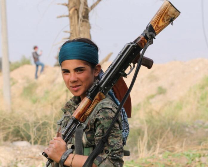 库尔德女兵扛大炮上战场