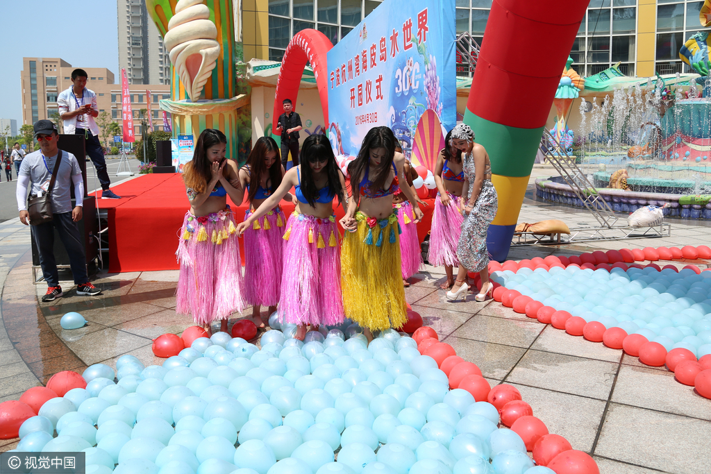 浙江宁波游乐园比基尼美女露深v互砸水球