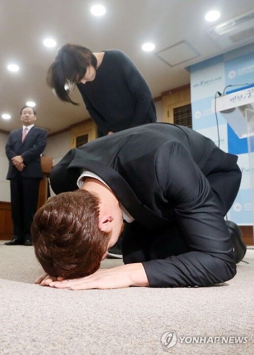 朴泰桓双膝跪地 求代表韩国出战里约奥运