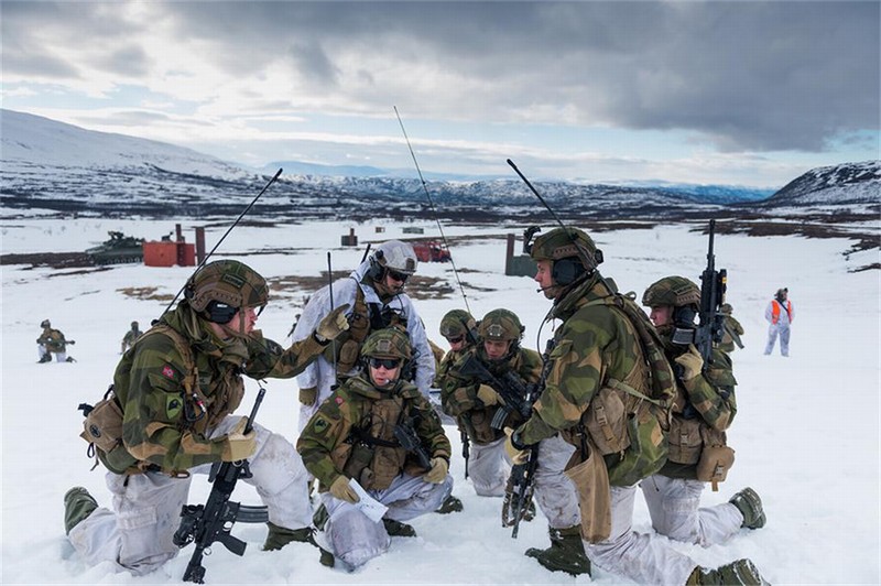 挪威军队冰天雪地演习画面太美