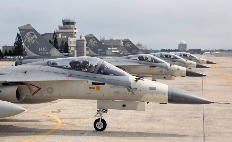 台湾精英部队配自产idf战机