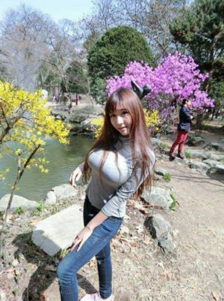 泰国网红"棒糖妹"海量美照 童颜巨胸身材夸张