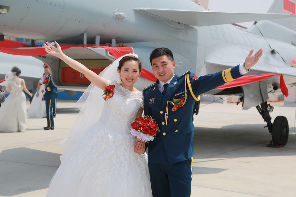 中国空军官兵集体婚礼炫酷