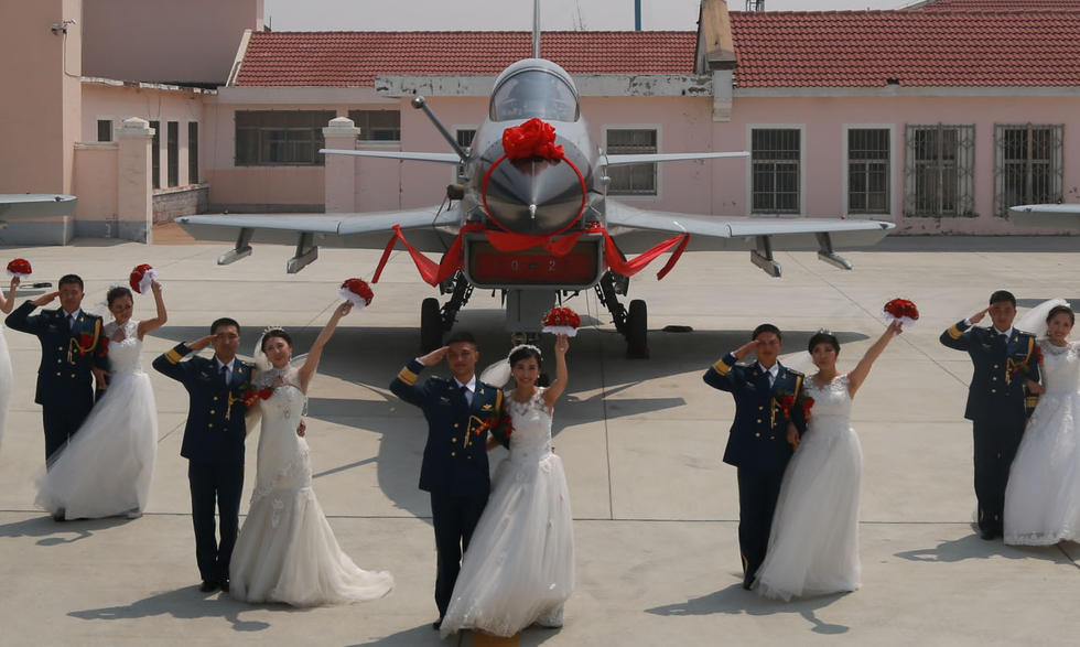14 中国空军集体婚礼歼10当伴郎