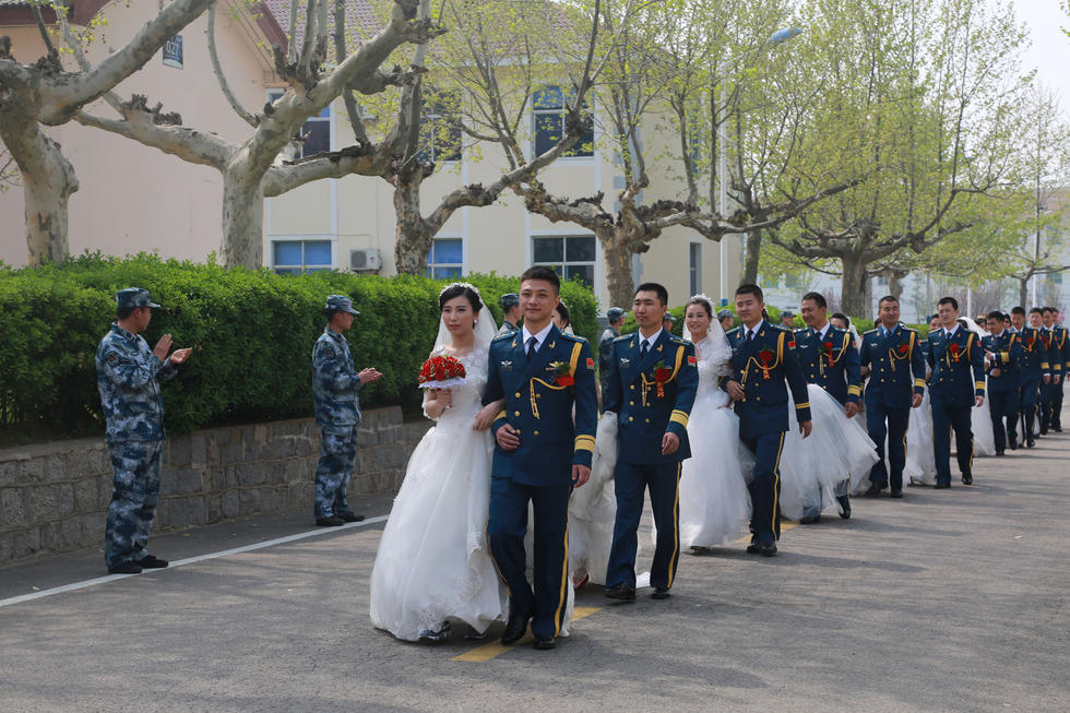 蓝礼服,白婚纱,红地毯,绿军车,金色阳光下,银色战鹰前——12对新人向