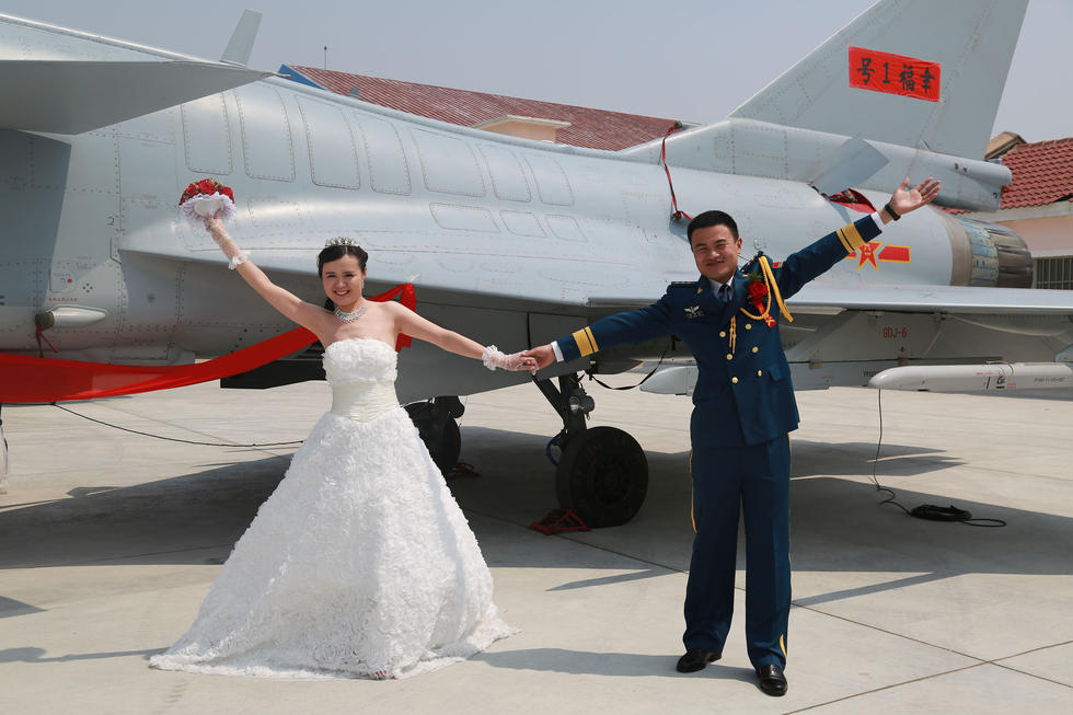 14 中国空军集体婚礼歼10当伴郎