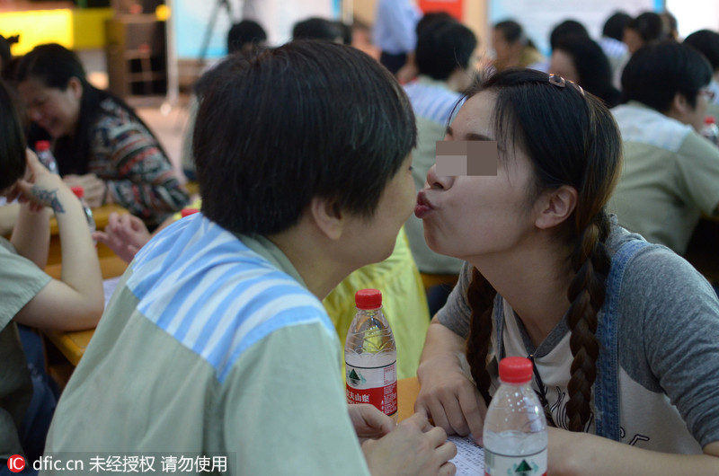 6 江西女子监狱母亲节:女儿给服刑母亲送香吻