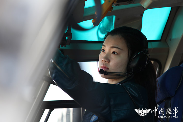 陆航直10女飞行员首次曝光