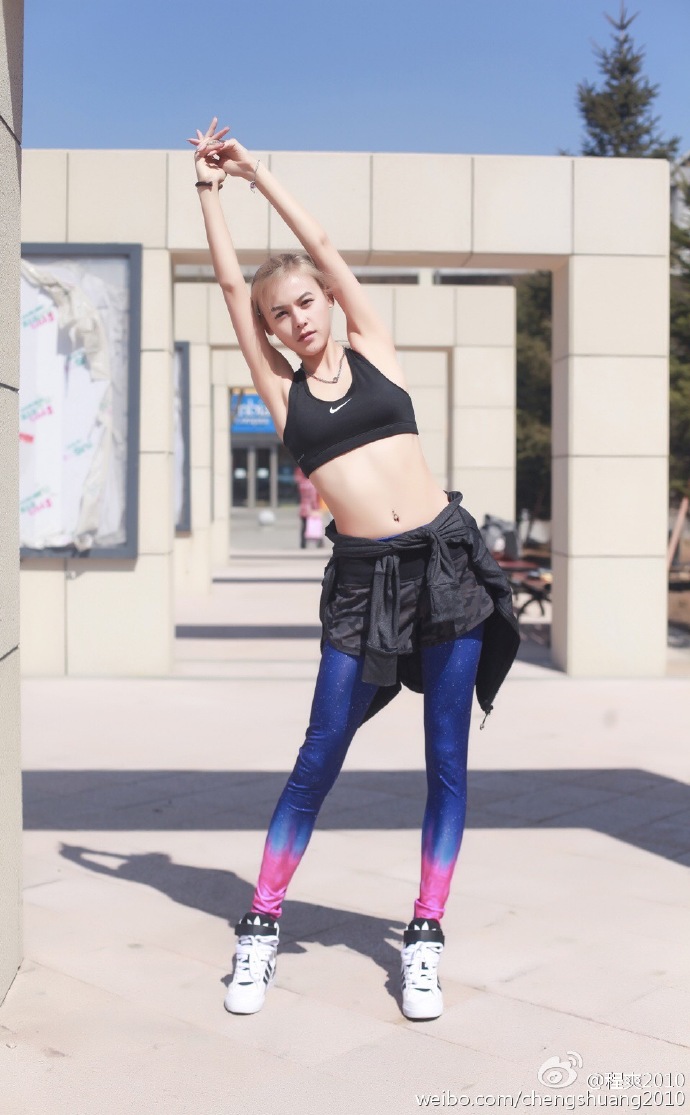 美女滑雪运动员程爽晒健身照身材惹火纹身抢眼