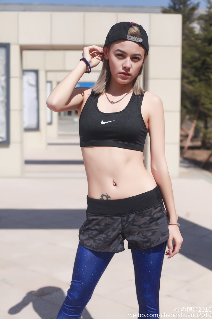 美女滑雪运动员程爽晒健身照身材惹火纹身抢眼