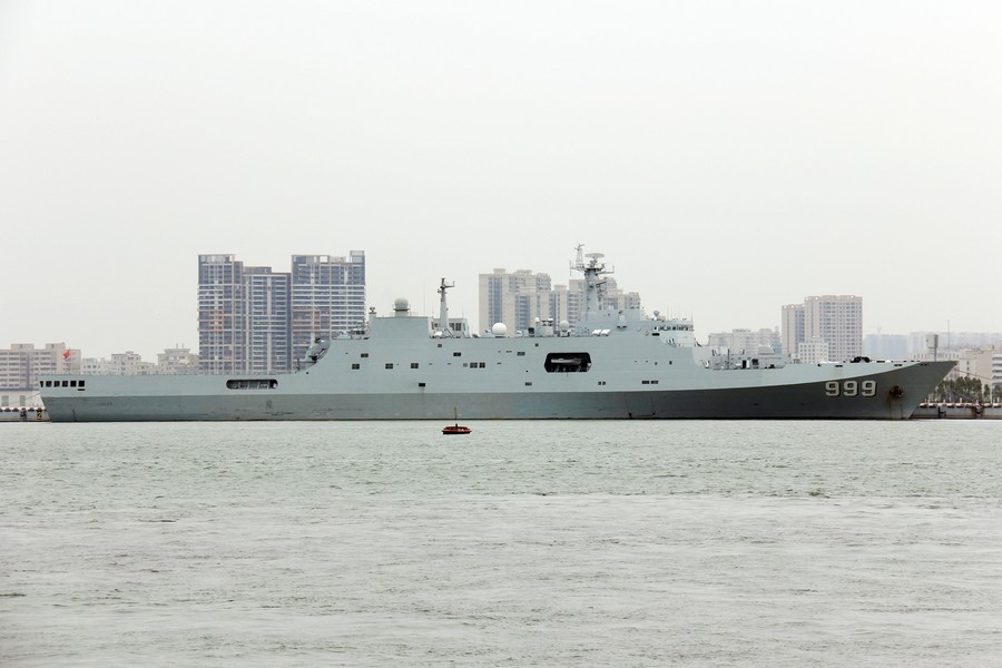 173号052d舰现身南海舰队港口