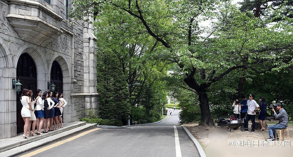 韩国梨花女大学生拍毕业照短裙长腿吸睛