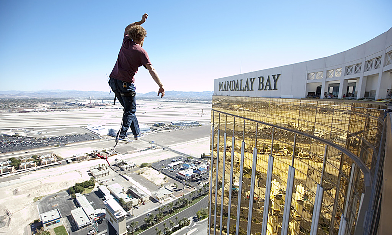 惊险的高空走钢丝:牛人坠亡美女高跟鞋上阵